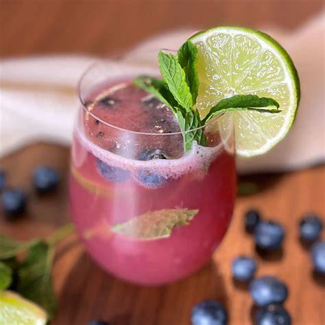 Heidelbeer-Limonade im Glas mit Minze