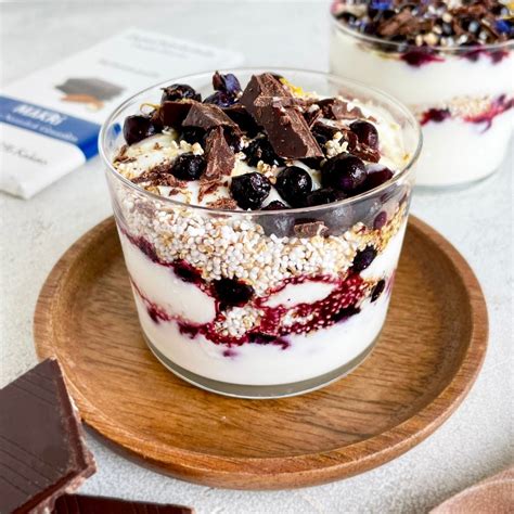 Heidelbeer-Schichtdessert mit Kokosjoghurt und Amaranth