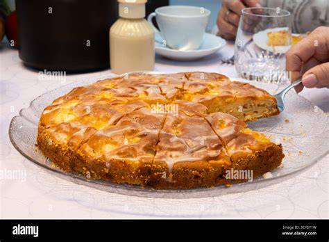 Heidelbeer-Schmand-Kuchen auf einer gedeckten Kaffeetafel mit Kaffeetasse
