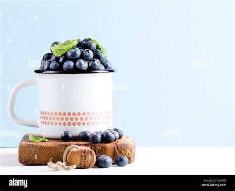Heidelbeeren auf Holzbrett