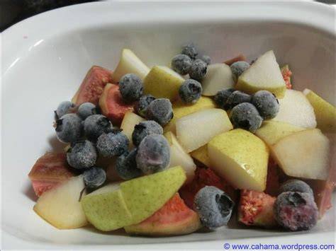 Heidelbeeren und Birnen auf der Arbeitsfläche