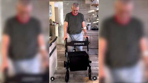 Heinz Hoenig mit Rollator beim Reha-Training zu Hause