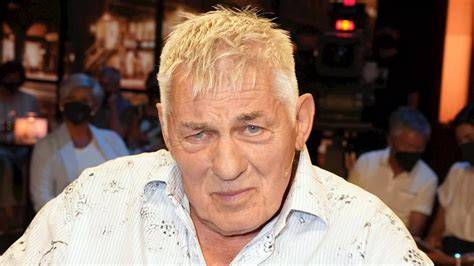 Heinz Hoenig nach schwerer Krankheit im Krankenhaus mit Familie