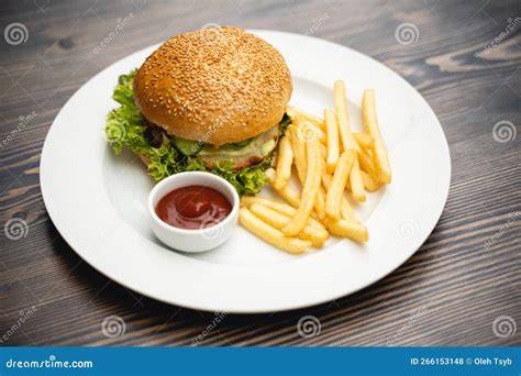 Heinz Trüffel-Mayonnaise auf Burgern, Pommes und Sandwiches, edles Food-Styling