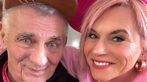 Heinz und Annika Kärsten-Hoenig strahlen bei einem Fotoshooting in Blankenburg