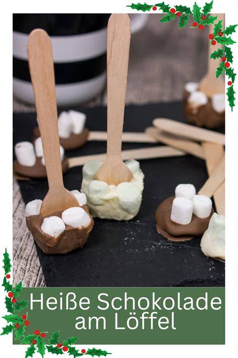 Heisse Schokolade am Stiel mit Marshmallows und Zuckerstangen
