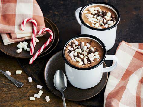 Heisse Trinkschokolade mit Marshmallows und Gewürzen als winterliches Getränk