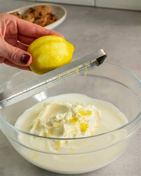 Helle Frischkäse-Creme mit Zitronenzeste