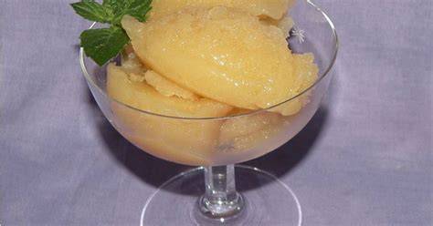 Helles Pfirsich-Sorbet in Schälchen mit Zitronenzeste