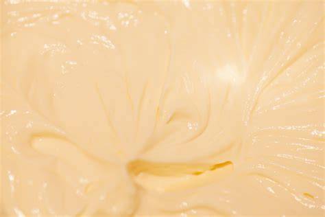 Hellgelbe, cremige Butter-Zucker-Mischung