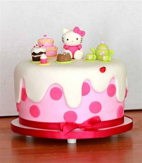 Hello Kitty Torte auf einem Geburtstagstisch