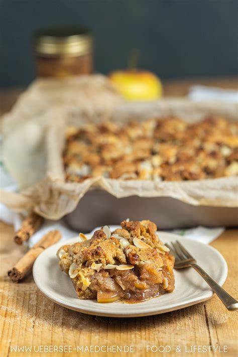 Herbstlich dekorierter Tisch mit Apfel Karamell Streusel Kuchen, Tee und buntem Laub