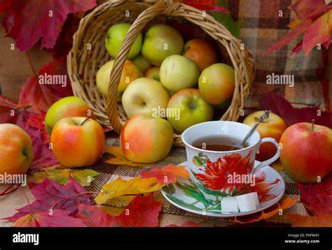 Herbstliche Äpfel, bunte Blätter, Stimmung Herbst