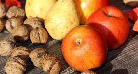 Herbstliche Äpfel und Walnüsse als Zutaten