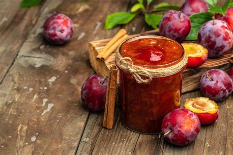 Herbstliche Apfel-Trauben-Marmelade mit Zimt im Glas