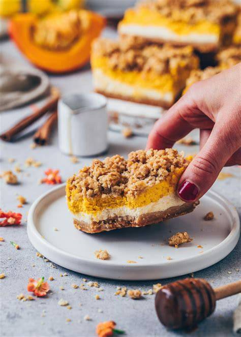 Herbstliche Blechkuchen-Szene mit Kürbis, Streuseln und Zimt