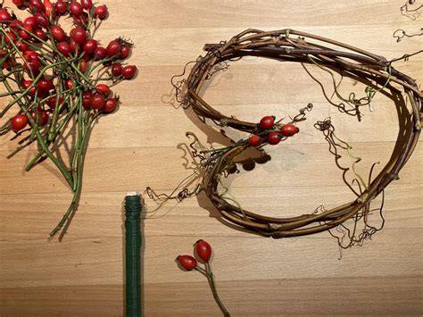 Herbstliche Dekoration mit Hagebutten