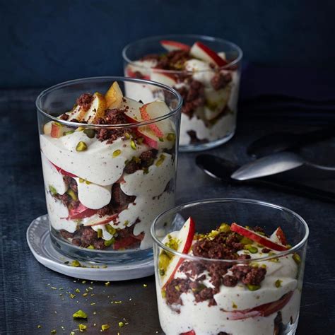 Herbstliche Dessert-Schichten: Kompott, Streusel, Creme