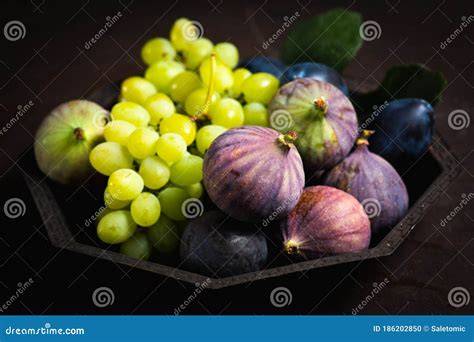 Herbstliche Feigen und Trauben in der Küche, Vorbereitung fürs Einkochen