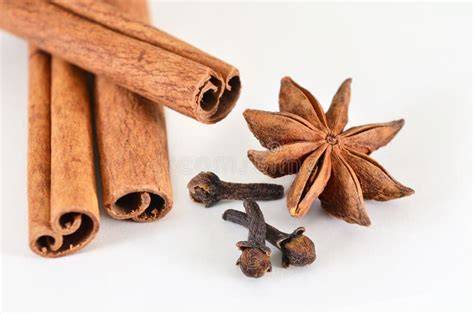 Herbstliche Gewürze: Zimtstangen, Sternanis und Nelken
