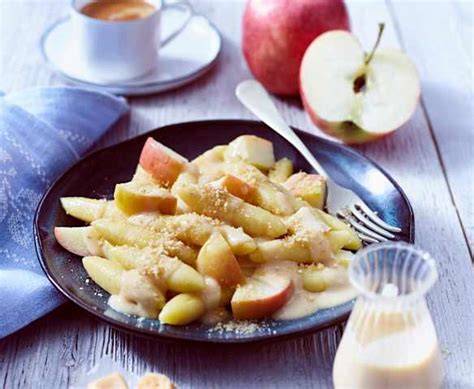 Herbstliche Küchenstimmung mit Äpfeln, Gewürzen und Karamellsauce