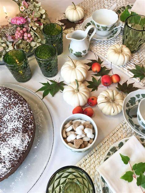 Herbstliche Kaffeetafel mit Kürbis-Karotten-Kuchen