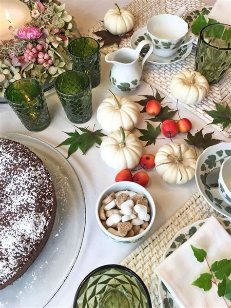Herbstliche Kaffeetafel mit frischem Apfelkuchen