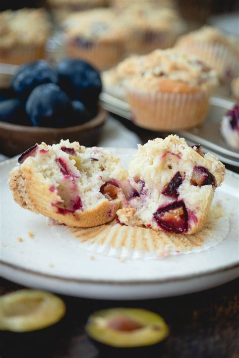 Herbstliche Muffins mit Deko und Zwetschgen