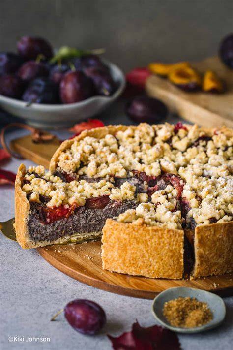 Herbstliche Stimmung, Zwetschgen und Kuchen auf einer Tafel