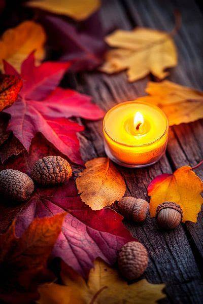 Herbstliche Stimmung mit Kekstellern und Heißgetränken