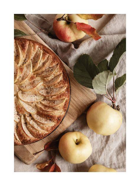 Herbstliche Tafel mit frisch gebackenem gestürztem Apfelkuchen