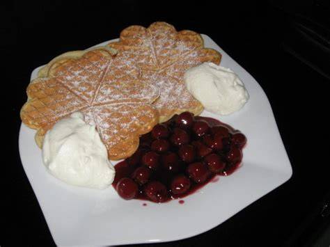Herbstliche Waffeln mit Apfel-Kompott und Sahne