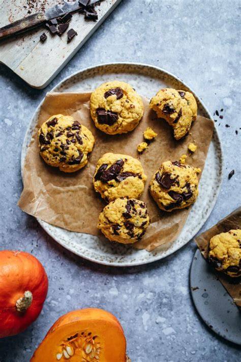 Herbstliche Zutaten für vegane Kürbis-Schoko-Muffins: Kürbis, Schokolade, Mehl, Orangen