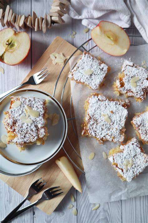 Herbstlicher Apfelkuchen mit Puderzucker auf Holzbrett