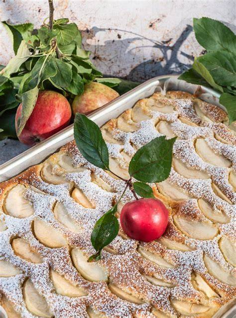 Herbstlicher Apfelkuchen mit frischen Äpfeln