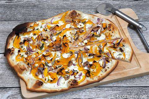 Herbstlicher Flammkuchen mit Kürbis, Ziegenkäse und Walnüssen