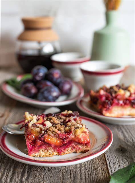 Herbstlicher Kaffeetisch mit Freunden, Zwetschgenkuchen, Tee und Zwetschgen-Spritz