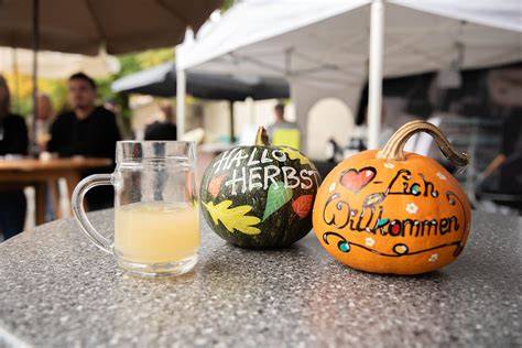 Herbstlicher Markt mit Trüffelprodukten beim Trüffelfest