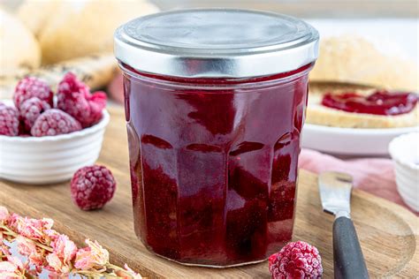 Herbstliches Frühstück: Brötchen mit Himbeermarmelade, Zimt und Tee