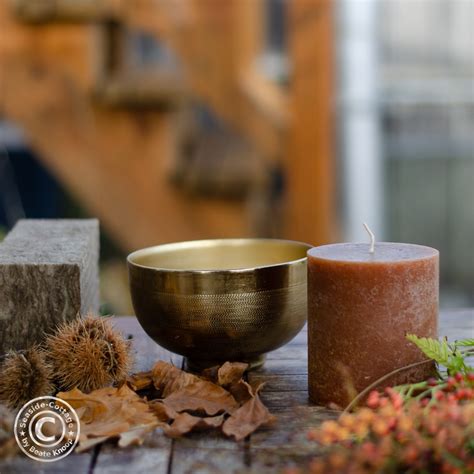 Herbstliches Stillleben: Schale warmes Kompott neben Kamin und Tasse Kakao