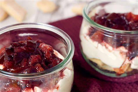 Herbstliches Zwetschgendessert im Glas, mit Biskuit und Ricottacreme