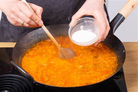 Herdtopf mit Proteinpudding beim Andicken
