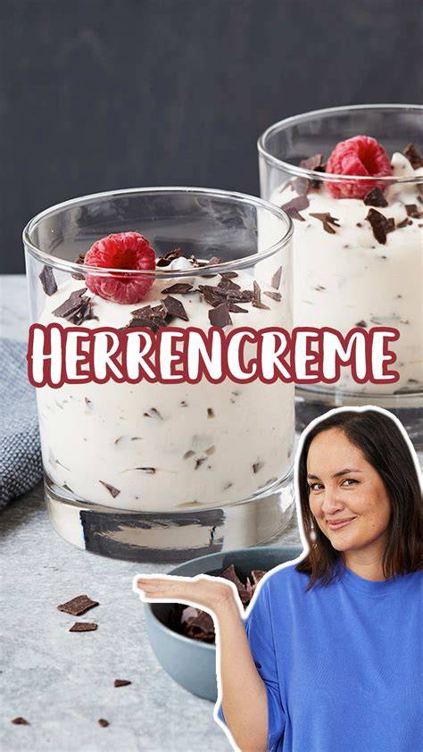 Herrencreme im Dessertglas mit Schokoraspeln und Himbeeren garniert