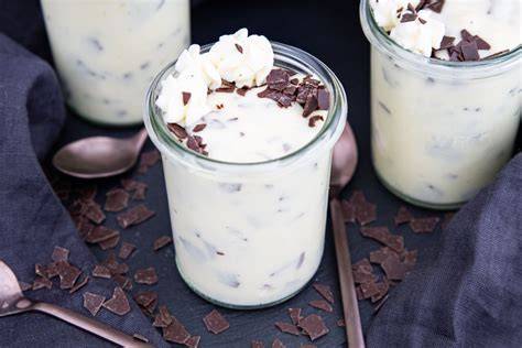 Herrencreme im Glas mit Schokoraspeln und Rumbottle