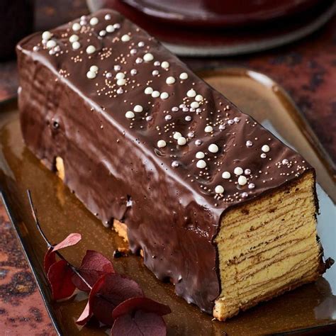 Herrentorte und Baumkuchen auf einer Torten-Etagere