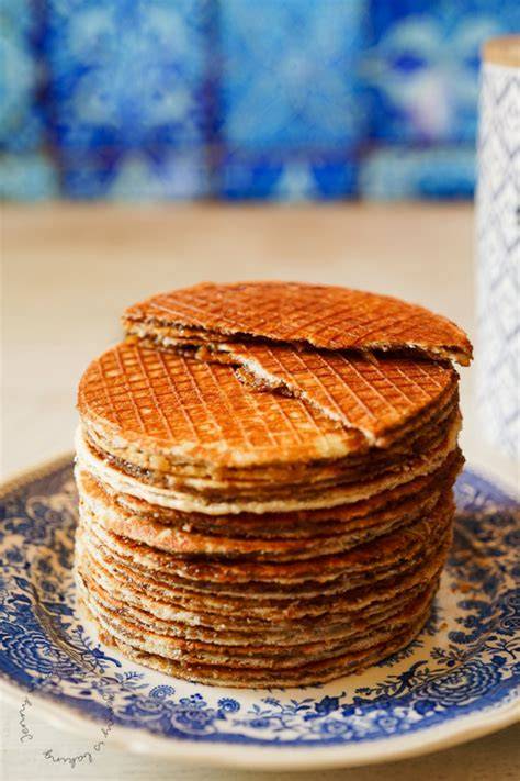 Herrlich knusprige Stroopwafels frisch aus dem Hörncheneisen serviert