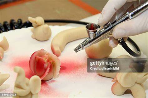 Herstellung: Marzipanfiguren am Drehtisch mit Airbrush