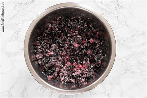Herstellung: Schwarze Johannisbeeren, Gelierzucker, Zitronensaft