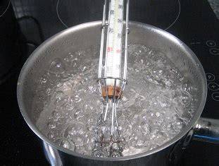 Herstellung: Zuckerthermometer im heißen Zuckersirup