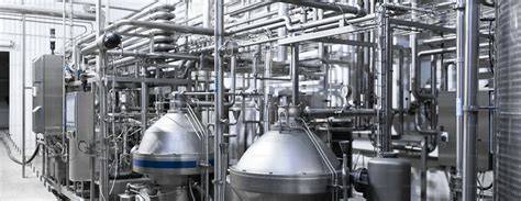 Herstellung Erdbeer-Joghurt-Torte: Produktion in Edelstahltanks